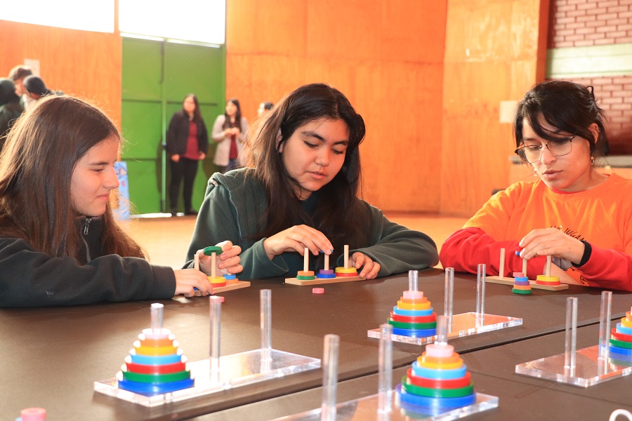 UFRO encanta a estudiantes de enseñanza básica y media de Temuco con